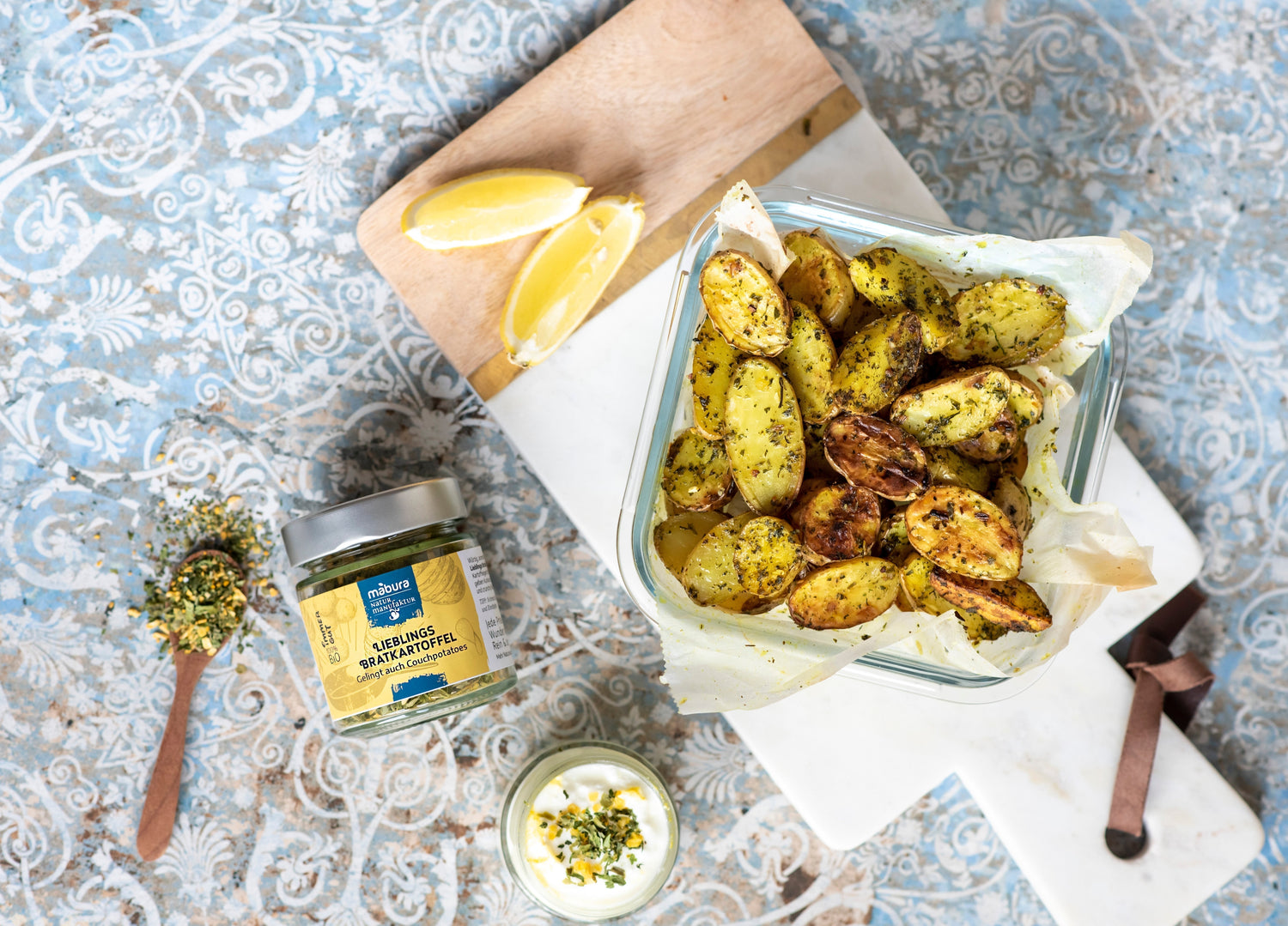 Knackige Kartoffelstücke mit Parmesan & cremigem Dip