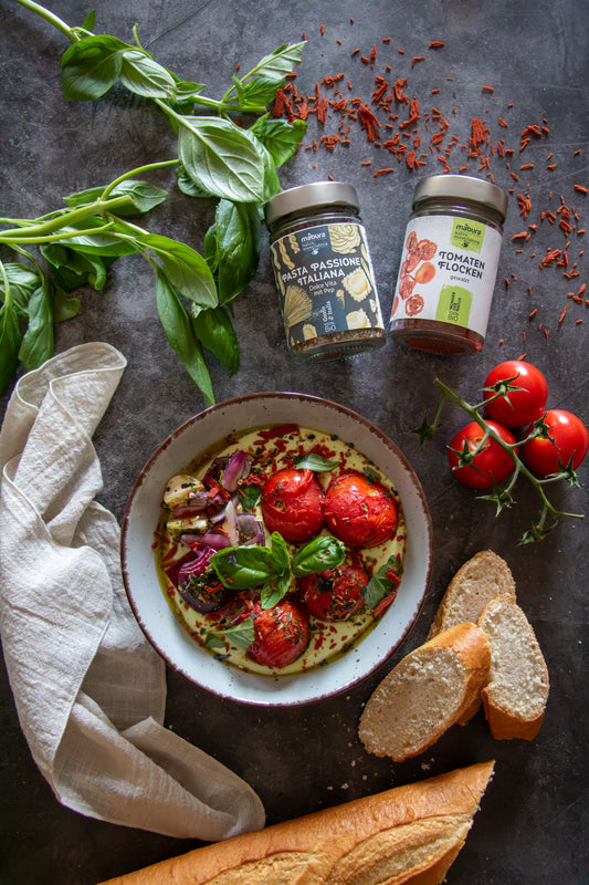 Geschlagene Feta-Creme mit gerösteten Tomaten