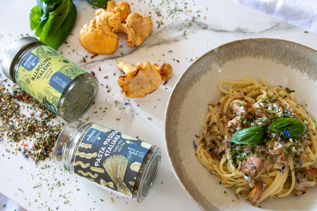 Cremige Eierschwammerl-Pasta mit Tagliatelle, Parmesan und frischen Kräutern, verfeinert mit Mabura Gewürzen.