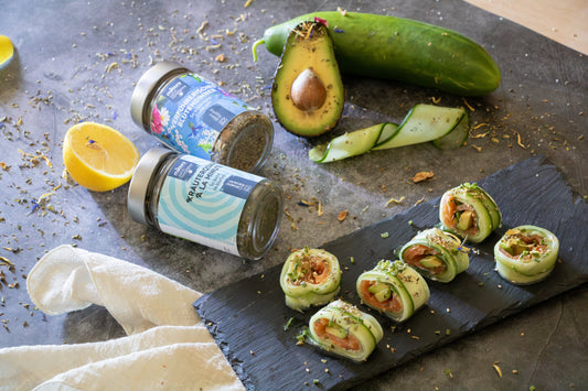 Gurken-Sushi mit Lachs, Avocado und Frischkäse, verfeinert mit Kräuterquark à la minute und Verführerisches Blütendinner